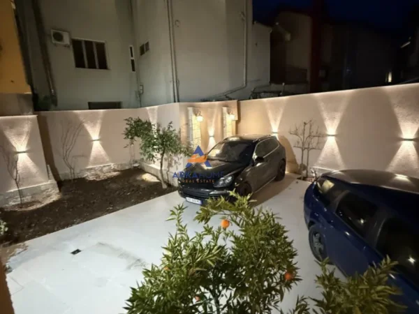 Tirane, jepet me qera ambjent biznesi Kati 1, 135 m² 2.000 € 