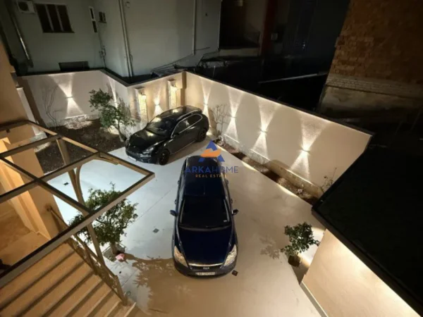 Tirane, jepet me qera ambjent biznesi Kati 1, 135 m² 2.000 € 