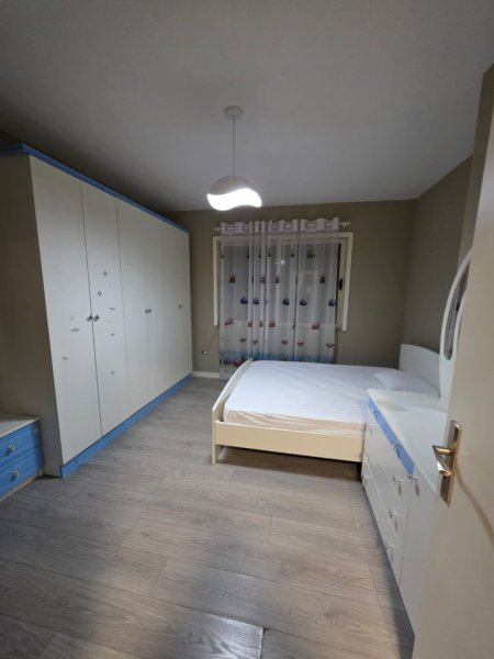 Tirane, jepet me qera apartament 2+1+Ballkon Kati 8, 93 m² 500 € (Yzberisht)