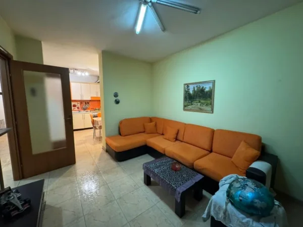 Tirane, jepet me qera apartament 2+1 Kati 4, 600 € 