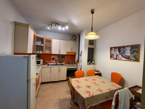 Tirane, jepet me qera apartament 2+1 Kati 4, 600 € 