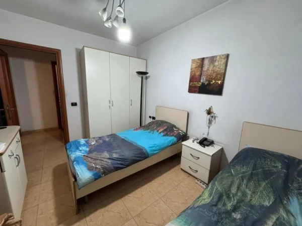 Tirane, jepet me qera apartament 2+1 Kati 4, 600 € 