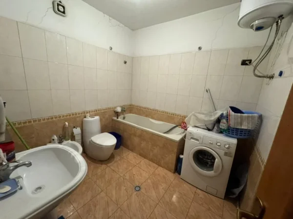 Tirane, jepet me qera apartament 2+1 Kati 4, 600 € 