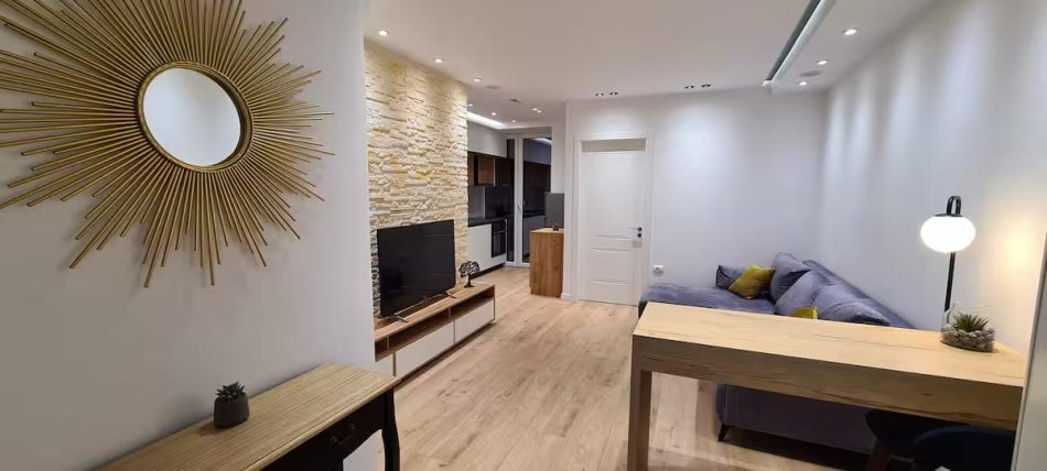 Tirane, jepet me qera apartament 1+1+Ballkon Kati 5, 65 m² 700 € (Komuna e Parisit)