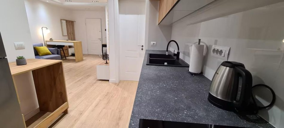 Tirane, jepet me qera apartament 1+1+Ballkon Kati 5, 65 m² 700 € (Komuna e Parisit)