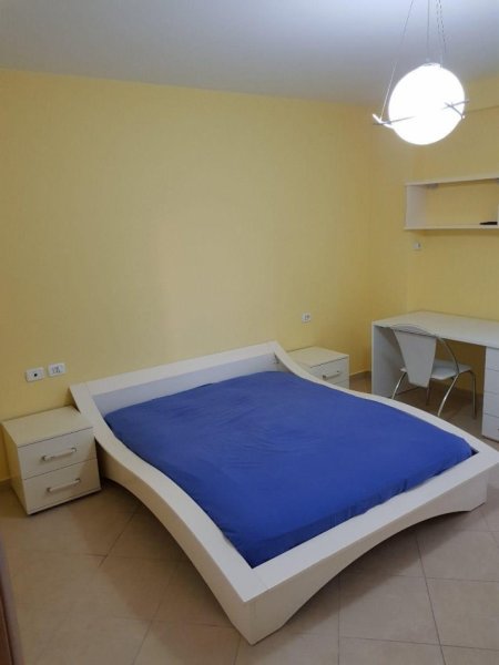 Apartament 2+1+2 banjo përballë gjimnazit Sami Frasheri