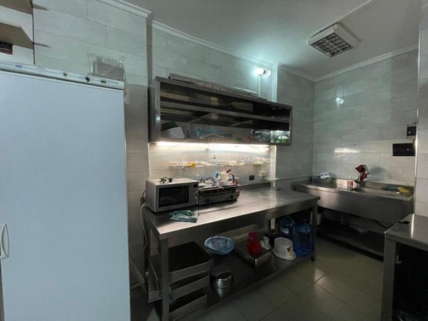 Tirane, jepet me qera ambjent biznesi Kati 0, 26 m² 450 € (Kouna e Parisit)