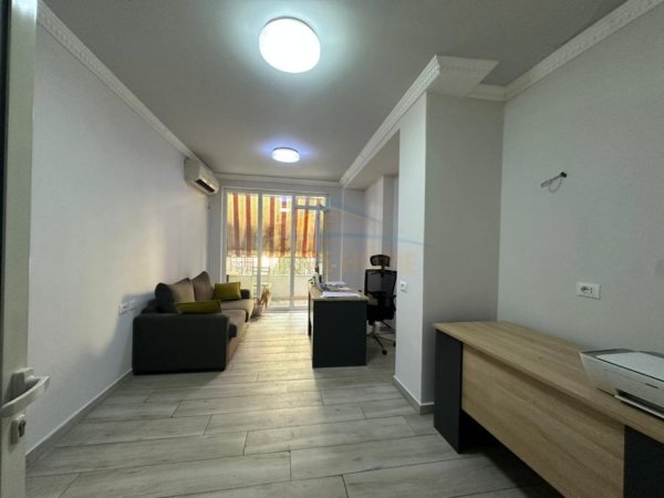 Tirane, jepet me qera zyre Kati 2, 37 m² 350 € (Rruga Perlat Rexhepi)