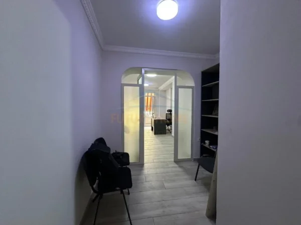 Tirane, jepet me qera zyre Kati 2, 37 m² 350 € (Rruga Perlat Rexhepi)