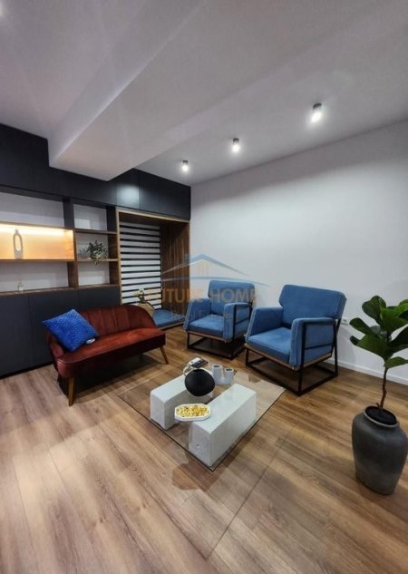 Tirane, jepet me qera zyre Kati 11, 76 m² 1.000 € (Square 21, Rruga e Kavajes)