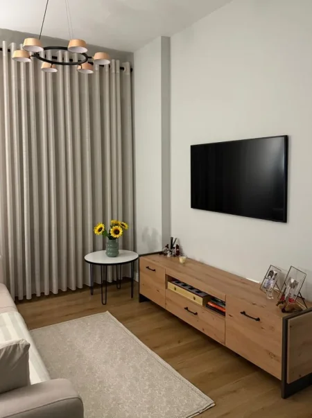 Tirane, jepet me qera 1+1 Kati 4, 600 € 