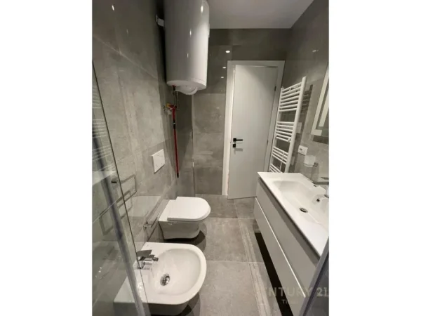 Tirane, jepet me qera apartament 2+1 Kati 7, 84 m² 700 € (Ish Fusha e Aviacionit)