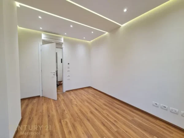 Tirane, jepet me qera ambjent biznesi Kati 7, 146 m² 1.600 € (Zogu Zi)
