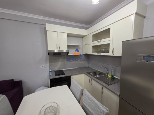 Tirane, jepet me qera apartament 2+1+Ballkon Kati 8, 93 m² 512 € 