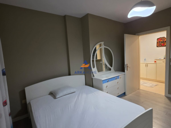 Tirane, jepet me qera apartament 2+1+Ballkon Kati 8, 93 m² 512 € 