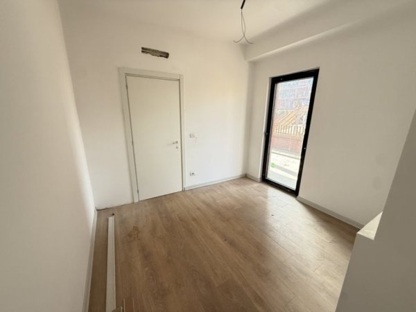 Tirane, jepet me qera ambjent biznesi Kati 4, 117 m² 1.200 € (Garden Building)