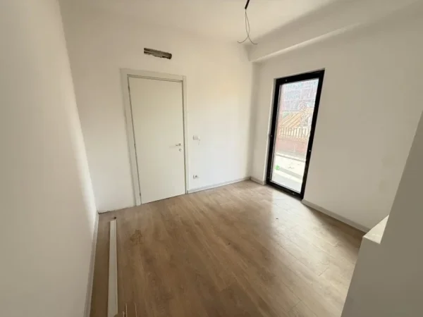 Tirane, jepet me qera ambjent biznesi Kati 4, 117 m² 1.200 € (Garden Building)