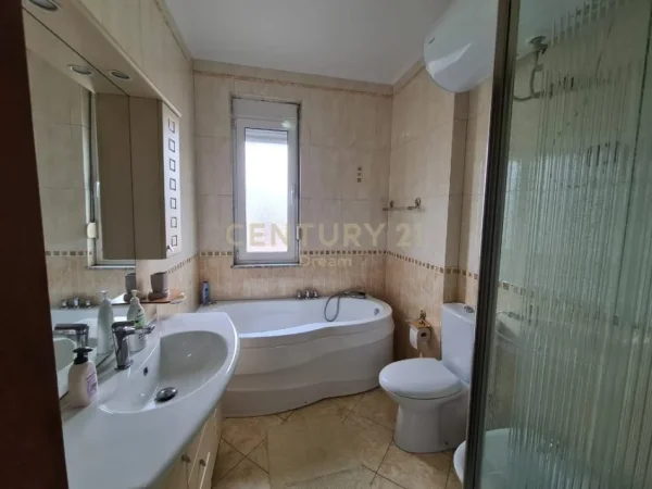 Tirane, jepet me qera apartament Kati 6, 115 m² 800 € (Bllok)