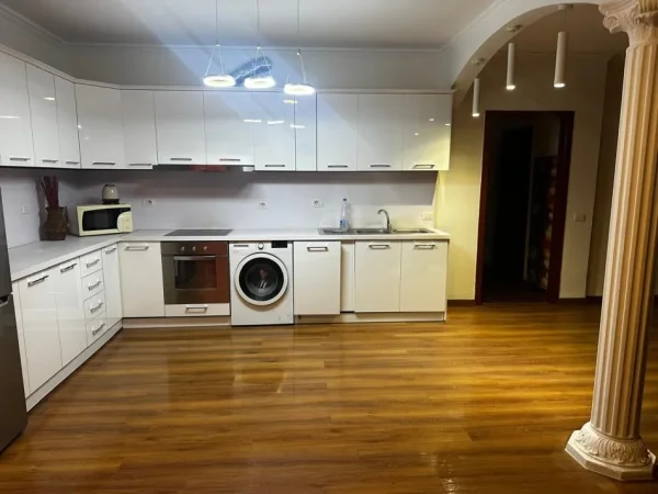 Tirane, jepet me qera apartament 2+1+Ballkon Kati 5, 120 m² 800 € (Rruga e Kavajës)