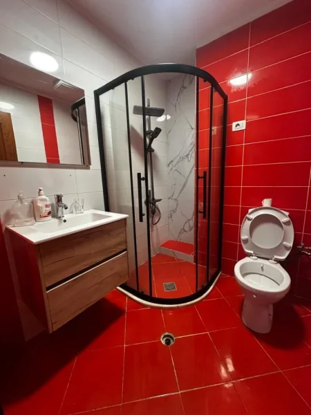 Tirane, jepet me qera apartament 2+1+Ballkon Kati 5, 120 m² 800 € (Rruga e Kavajës)