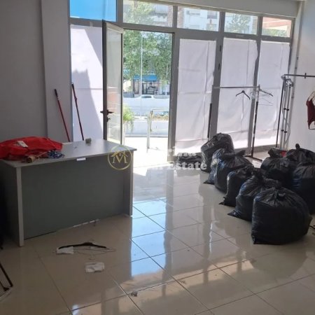 Tirane, jepet me qera ambjent biznesi Kati 2, 35 m² 200 € (Astir)