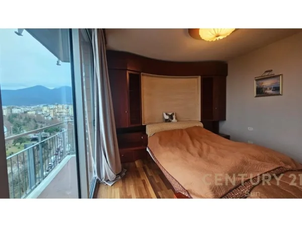 Tirane, jepet me qera apartament 3+1+Ballkon Kati 8, 216 m² 2.200 € (Etc)
