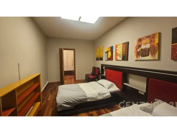 Tirane, jepet me qera apartament 3+1+Ballkon Kati 8, 216 m² 2.200 € (Etc)