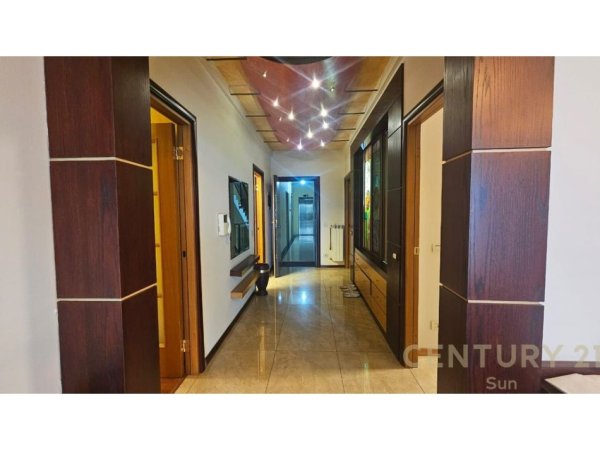 Tirane, jepet me qera apartament 3+1+Ballkon Kati 8, 216 m² 2.200 € (Etc)