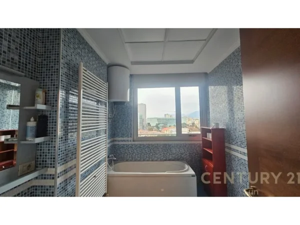 Tirane, jepet me qera apartament 3+1+Ballkon Kati 8, 216 m² 2.200 € (Etc)