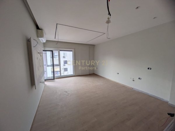 Tirane, shes apartament 1+1 Kati 6, 74 m² 136.000 € (5 Maj)