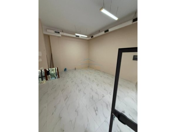 Tirane, shitet dyqan Kati 0, 61 m² 100.000 € 