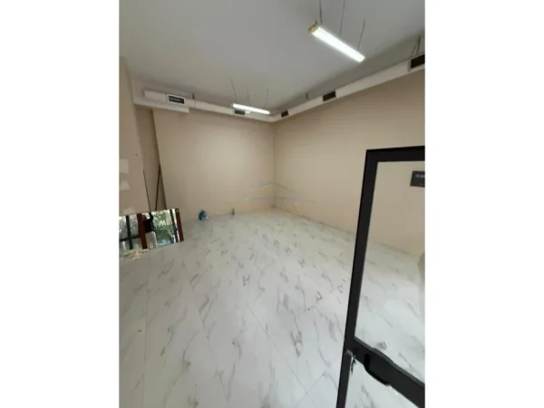 Tirane, shitet dyqan Kati 0, 61 m² 100.000 € 