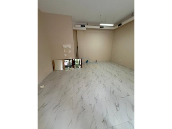 Tirane, shitet dyqan Kati 0, 61 m² 100.000 € 