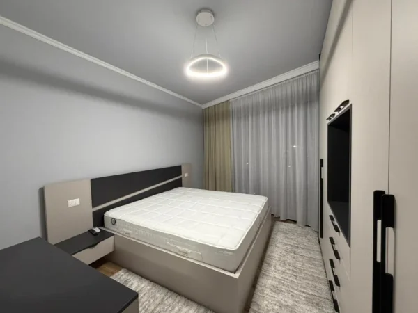 Tirane, jepet me qera apartament 2+1 Kati 3, 116 m² 1.300 € (Liqeni i Thate.)