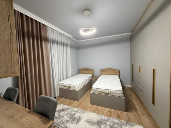 Tirane, jepet me qera apartament 2+1 Kati 3, 116 m² 1.300 € (Liqeni i Thate.)