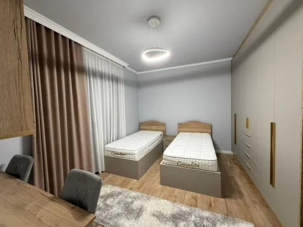 Tirane, jepet me qera apartament 2+1 Kati 3, 116 m² 1.300 € (Liqeni i Thate.)