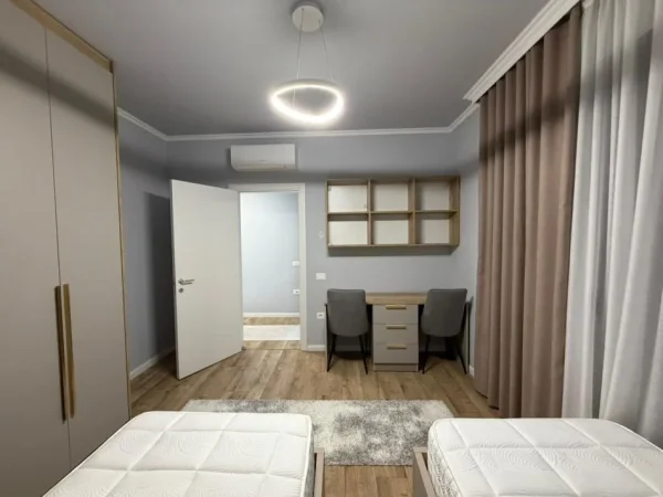 Tirane, jepet me qera apartament 2+1 Kati 3, 116 m² 1.300 € (Liqeni i Thate.)