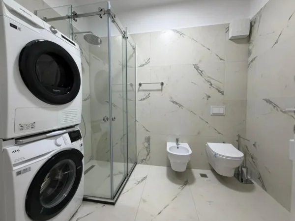 Tirane, jepet me qera apartament 2+1 Kati 3, 116 m² 1.300 € (Liqeni i Thate.)