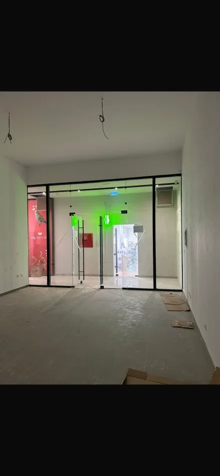 Tirane, shitet ambjent biznesi Kati 0, (Rruga e Kavajes / Tirana Garden Building)