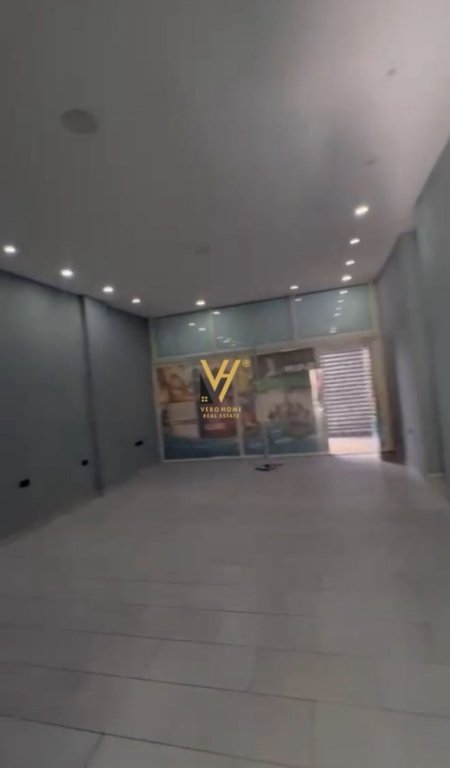 Tirane, jepet me qera dyqan Kati 0, 120 m² 500 € (RRUGA E DIBRES)