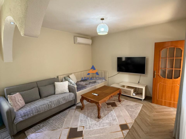 Tirane, jepet me qera Vile 1+1 Kati 1, 75 m² 521 € 