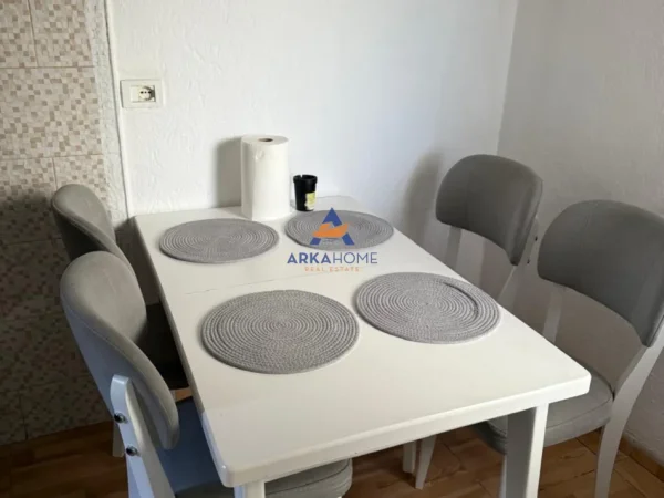 Tirane, jepet me qera Vile 1+1 Kati 1, 75 m² 521 € 