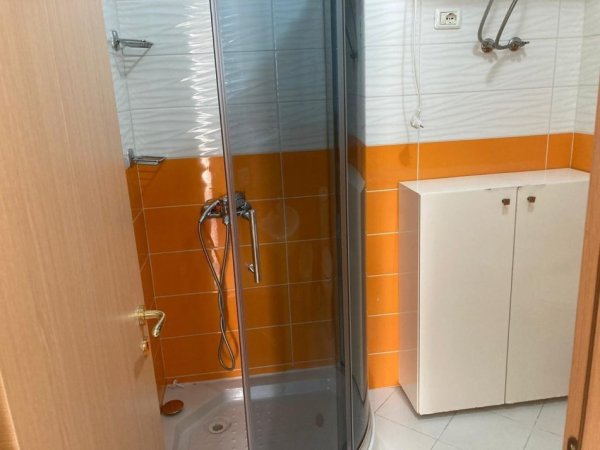 Tirane, jepet me qera apartament 2+1+Ballkon Kati 4, 94 m² 700 € (Rruga e Barrikadave/Gjimnazi Sami Frasheri)