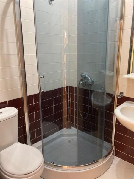 Tirane, jepet me qera apartament 2+1+Ballkon Kati 4, 94 m² 700 € (Rruga e Barrikadave/Gjimnazi Sami Frasheri)