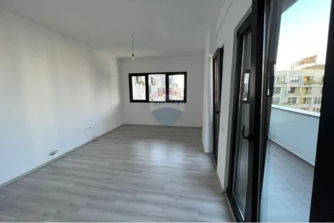 Tirane, jepet me qera ambjent biznesi , 100 m² 800 € (Square)