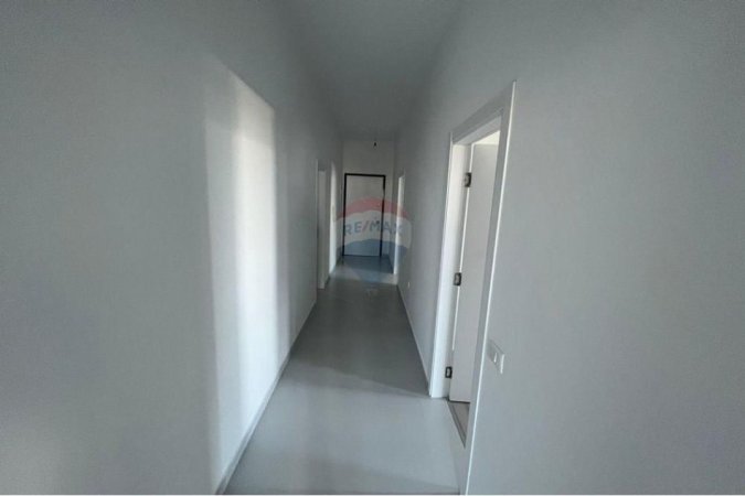 Tirane, jepet me qera ambjent biznesi , 100 m² 800 € (Square)