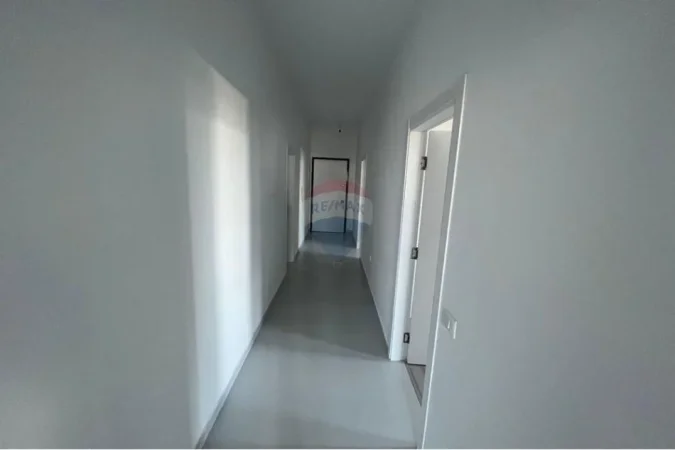 Tirane, jepet me qera ambjent biznesi , 100 m² 800 € (Square)