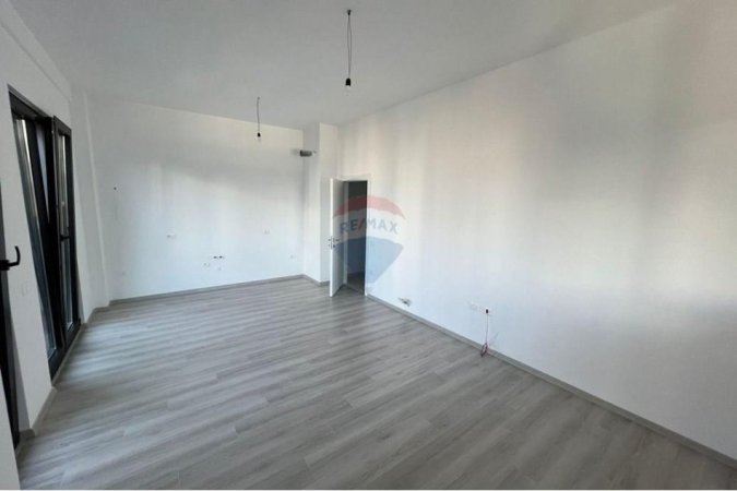 Tirane, jepet me qera ambjent biznesi , 100 m² 800 € (Square)