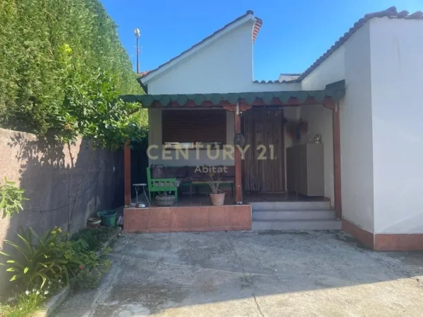 Tirane, shitet shtepi 1+1 Kati 0, 260 m² 270.000 € (Sauk)