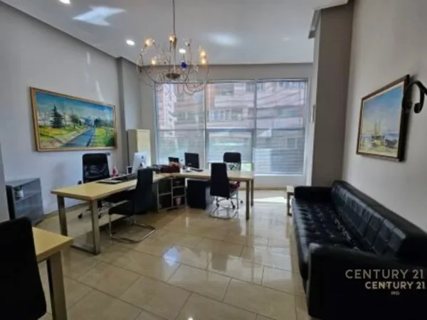Tirane, jepet me qera zyre Kati 1, 57 m² 650 € (RRUGA E BOGDANEVE)